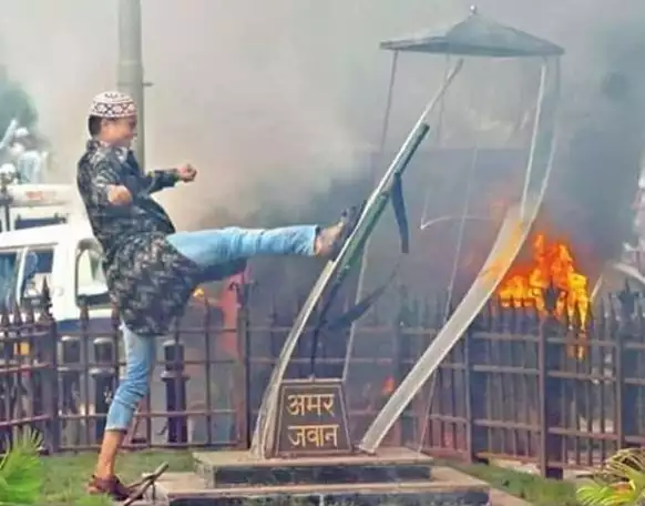 Muslim man destroying Amar Jawan monument in Mumbai